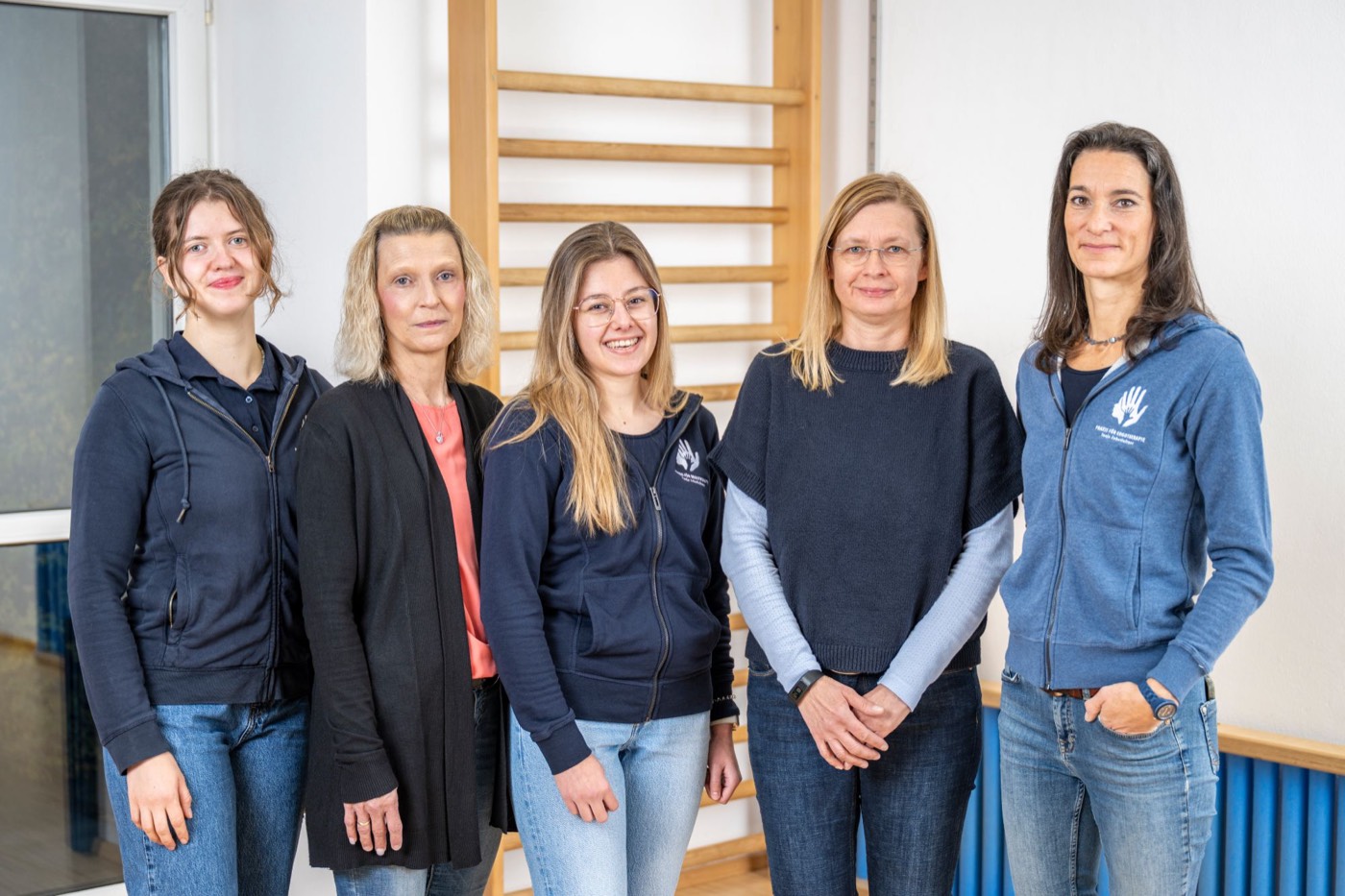 Das Team der Praxis für Ergotherapie Tanja Zehetleitner im Therapieraum